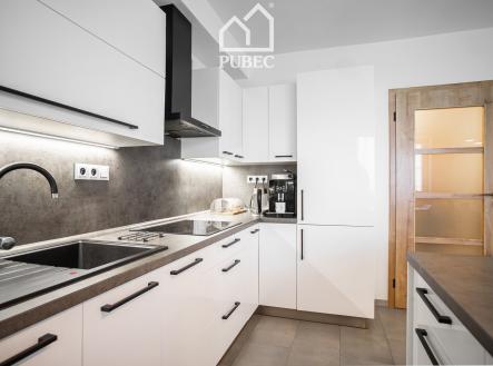 40 | Prodej - dům/vila, 275 m²