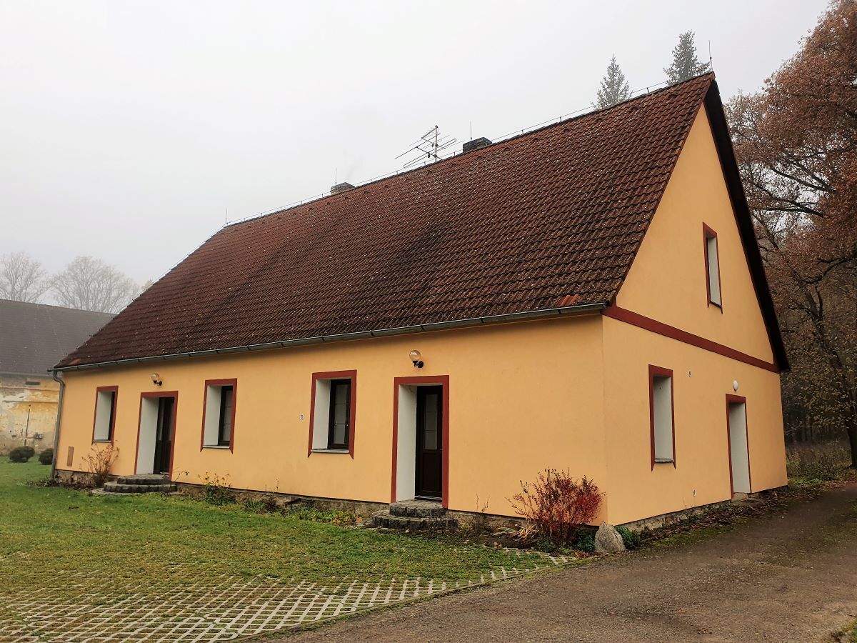 REZERVACE !!! PRONÁJEM bytu 4+1 v řadovém RD - Závišín u Blatné