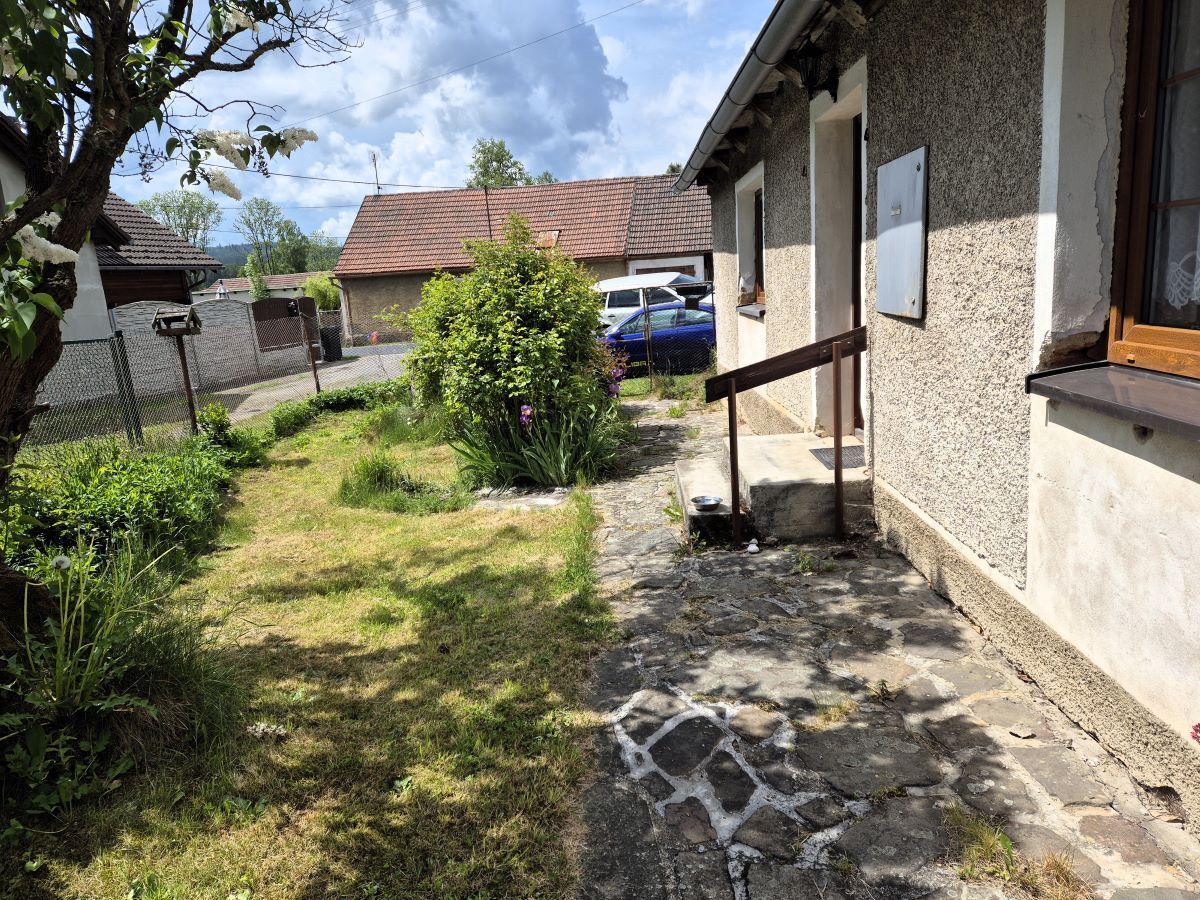 NOVINKA !!! Venkovský domek se stodolou a zahradou v Obecnici