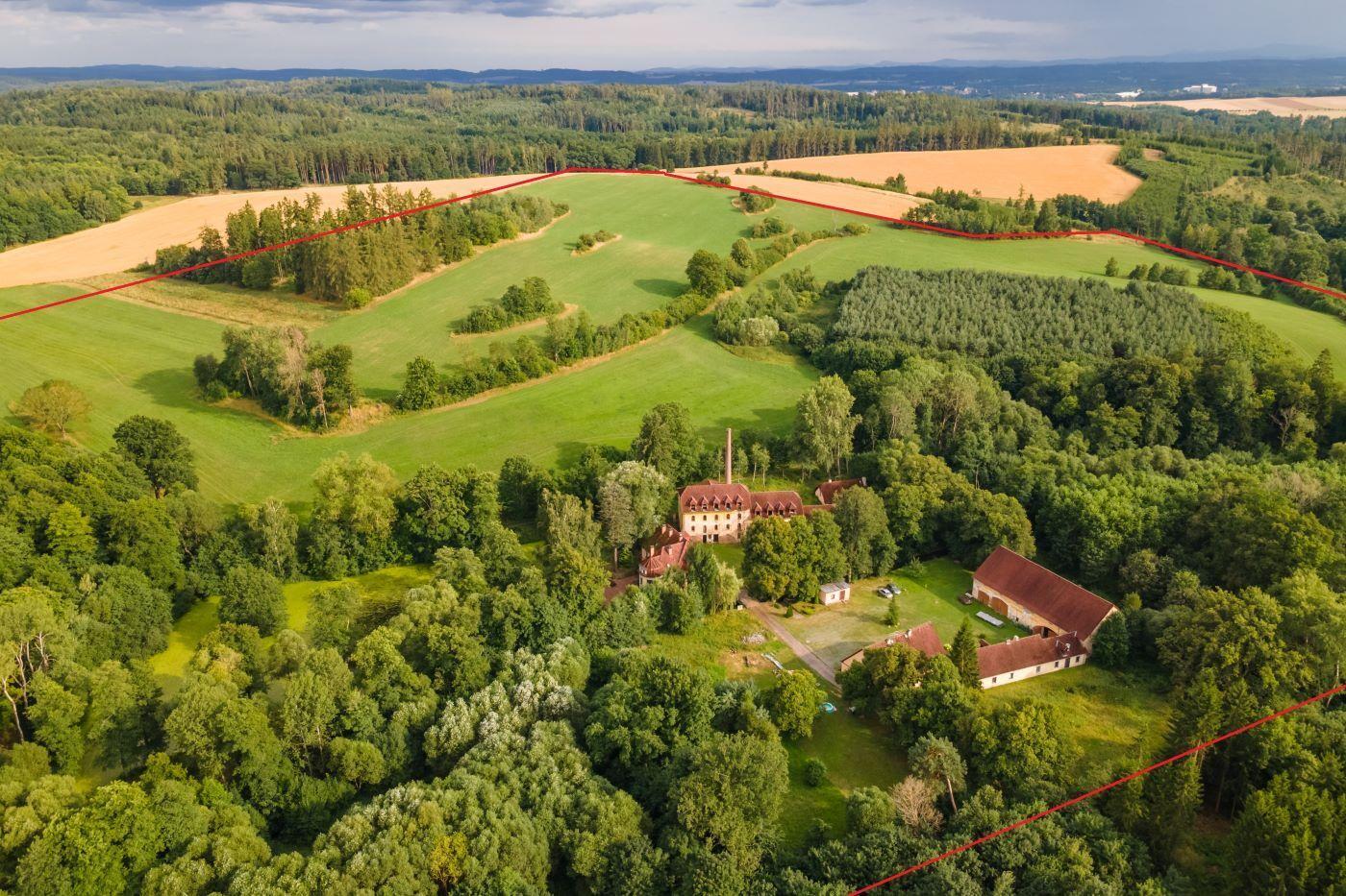 NOVINKA !!! Exkluzivní prodej továrníkovy vily s rozsáhlým pozemky – 37,2 ha