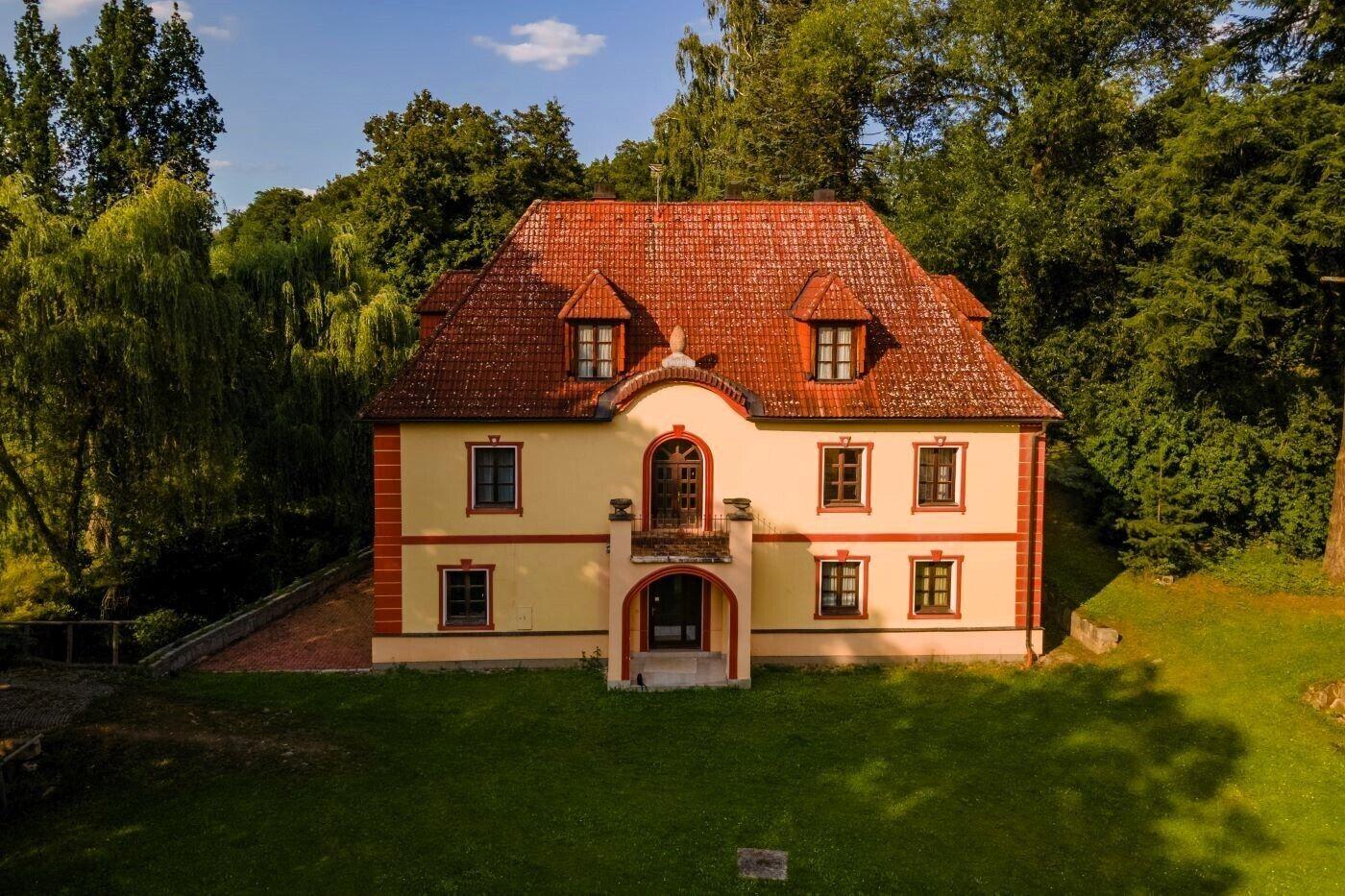 NOVINKA !!! Exkluzivní prodej továrníkovy vily s rozsáhlým pozemky – 37,2 ha