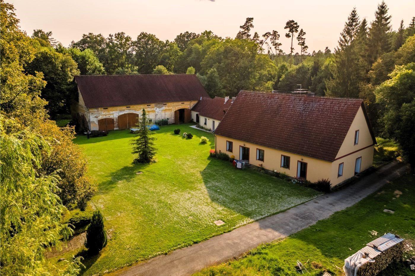 NOVINKA !!! Exkluzivní prodej továrníkovy vily s rozsáhlým pozemky – 37,2 ha