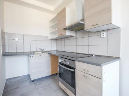 kuchyně s digestoř, sporák, kachličková podlaha, trouba, a backsplash | Pronájem bytu, 2+kk, 63 m²