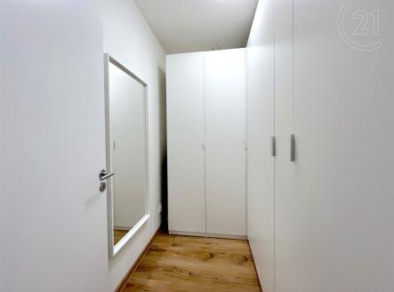 . | Pronájem bytu, 3+kk, 71 m²