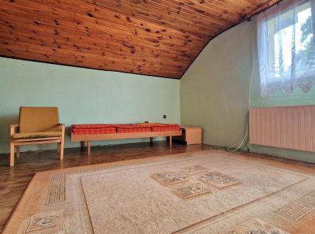pokoj / ložnice s dřevěná podlaha, strop dřeva, přirozené světlo, a klenutý strop | Pronájem bytu, 2+1, 45 m²