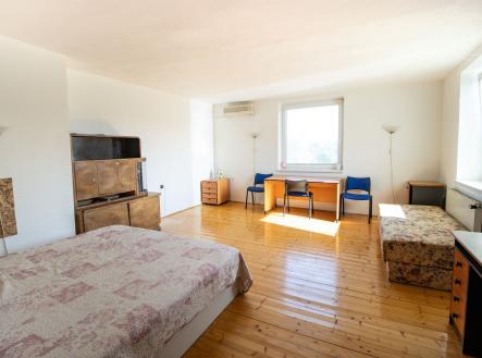 . | Pronájem bytu, 1+kk, 40 m²