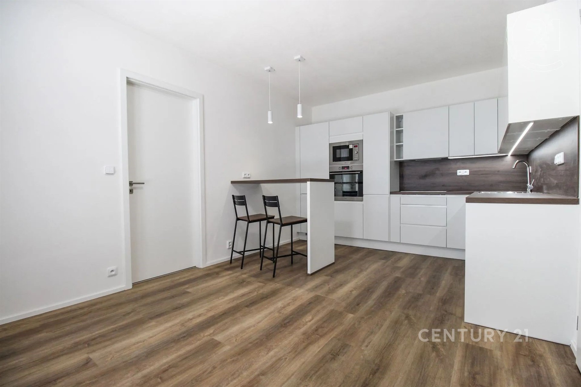 kuchyně s bílé skříně, trouba, backsplash, dřevěná podlaha, a deformace