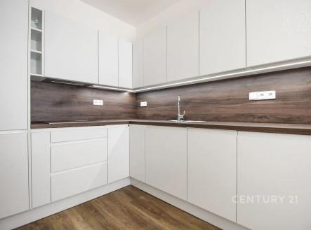 kuchyně s ploché panelové skříňky, dřevěná podlaha, bílé skříně, a backsplash | Pronájem bytu, 2+kk, 46 m²