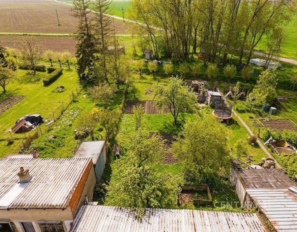 Zahrada s ovocnými stromy, využitelná pro pěstování nebo rekreaci, vedlejší stavby a venkovské okolí dotvářející klidnou atmosféru