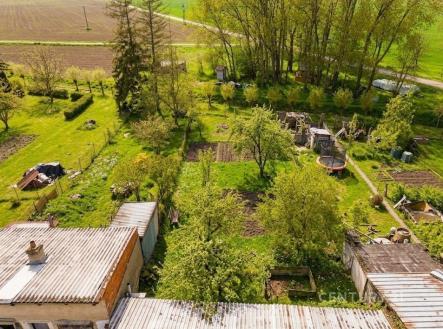 Zahrada s ovocnými stromy, využitelná pro pěstování nebo rekreaci, vedlejší stavby a venkovské okolí dotvářející klidnou atmosféru | Prodej - dům/vila, 200 m²