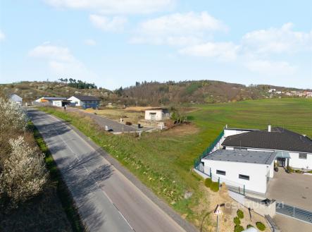 Novostavba rodinného domu s moderními prvky, nacházející se u klidné silnice na okraji vesnice, obklopená přírodou a panoramatickým výhledem. | Prodej - pozemek pro bydlení, 1 150 m²
