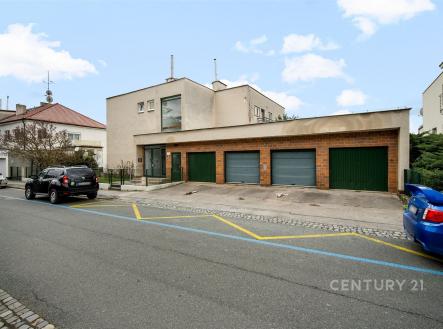 Rodinný dům s moderní fasádou a trojgaráží v klidné lokalitě, kvalitní zdivo, rovná střecha, ideální pro rodinu hledající komfortní bydlení | Prodej bytu, 2+kk, 46 m²