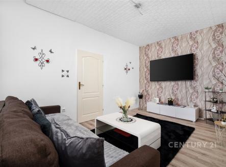 Světlý obývací pokoj s moderní dřevěnou podlahou, velkou televizí na zdi a stylovým nábytkem, ideální pro pohodlné bydlení | Prodej bytu, 3+1, 79 m²