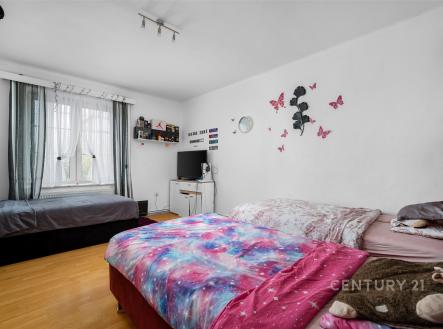 Světlá ložnice s parketovou podlahou, velkými okny a moderním nábytkem, ideální pro pohodlné bydlení. | Prodej bytu, 3+1, 79 m²