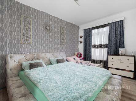 Prostorná ložnice s parketovou podlahou, moderní tapetou a velkými okny zajišťujícími dostatek přirozeného světla. | Prodej bytu, 3+1, 79 m²