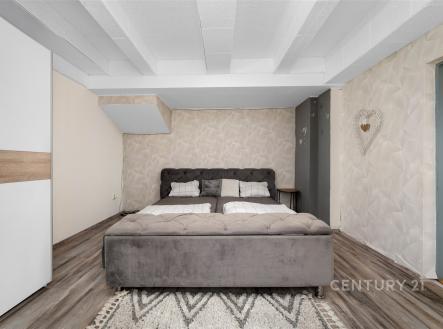 Prostorná ložnice s parketovou podlahou, moderní vestavěné skříně a stylové dekorativní stěny, útulný a světlý interiér. | Prodej bytu, 4+1, 98 m²
