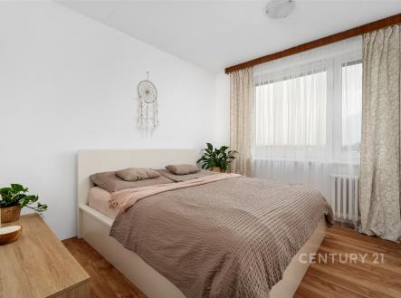 Světlá ložnice s parketovou podlahou, velkými okny a závěsy, moderní zařízení, dřevěný nábytek, útulný interiér. | Prodej bytu, 3+1, 80 m²