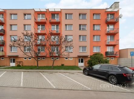 Fasáda bytového domu s balkony, parkovací místa před budovou, zateplení a moderní okna. | Prodej bytu, 3+1, 80 m²