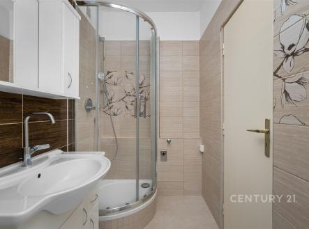 Moderní koupelna s dlažbou, sprchový kout s posuvnými dveřmi, světlé obklady a elegantní umyvadlo, čistý a udržovaný prostor. | Prodej bytu, 3+1, 66 m²