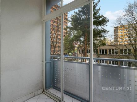 Balkon s dlažbou a skleněným zábradlím nabízí výhled na město, ideální pro moderní bydlení a relaxaci v klidném prostředí. | Prodej bytu, 3+1, 66 m²