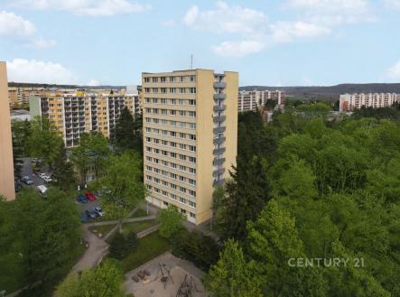 Vysoký bytový dům obklopený zelení, panelová konstrukce, dobře udržovaný, nachází se v klidné části města. | Prodej bytu, 3+1, 66 m²