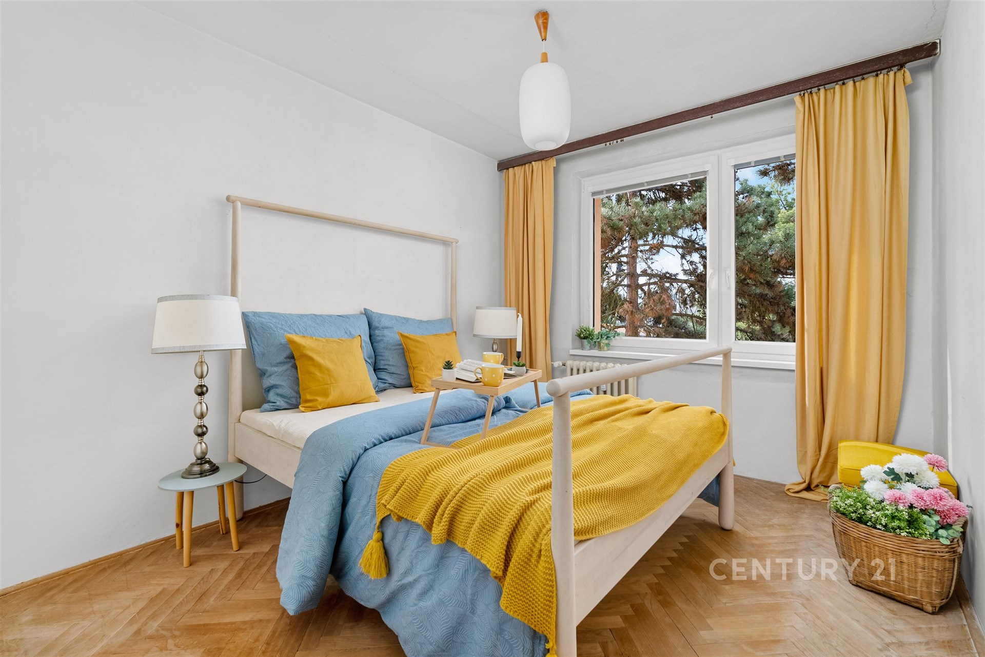 Světlá ložnice, parketová podlaha, velká okna, moderní interiér, prostorné uspořádání, světlé dekorace, výhled do zeleně.