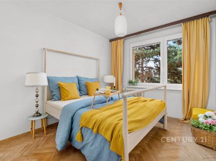 Světlá ložnice, parketová podlaha, velká okna, moderní interiér, prostorné uspořádání, světlé dekorace, výhled do zeleně. | Prodej bytu, 2+1, 51 m²