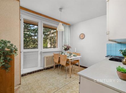 Jídelní kout s velkými okny, původní dřevěné obložení a světlá dlažba, světlý interiér, moderní osvětlení. | Prodej bytu, 2+1, 51 m²