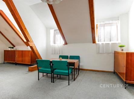 Prostorná podkrovní jídelna s dřevěnými trámy, stylovými retro židlemi a velkými okny poskytujícími dostatek přirozeného světla | Prodej - chata/rekreační objekt, 140 m²