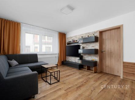 Světlý obývací pokoj, parketová podlaha, velká okna, moderní design, vestavěné police, dřevěné dveře, útulný prostor, příjemná atmosféra. | Prodej - dům/vila, 190 m²