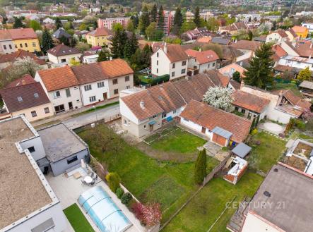 Prostorná zahrada s travnatou plochou a terasou, obklopená rodinnými domy, ve vilové čtvrti. | Prodej - dům/vila, 160 m²