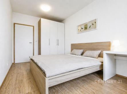 Prostorná ložnice s parketovou podlahou, vestavěné skříně a moderní nábytek, světlý interiér s minimalistickým designem. | Prodej bytu, 2+kk, 54 m²