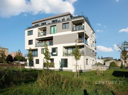 Moderní bytový dům s velkými okny a balkony, nacházející se v klidné lokalitě. Budova je novostavba s elegantním designem. | Pronájem bytu, 2+kk, 75 m²