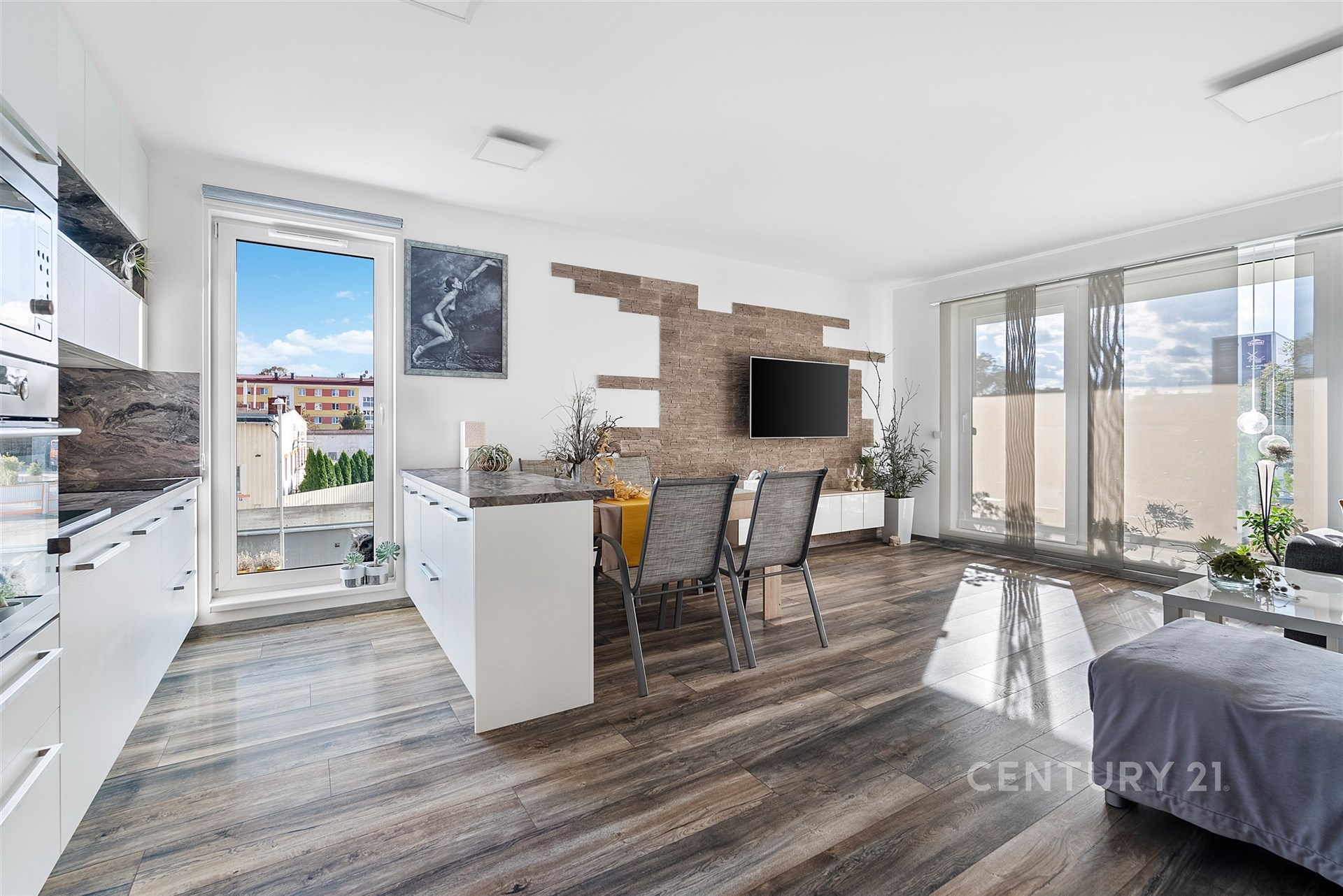 Světlý obývací pokoj s parketovou podlahou, moderní design, velká okna a vestavěné skříně, rekonstrukce v nadčasovém stylu.