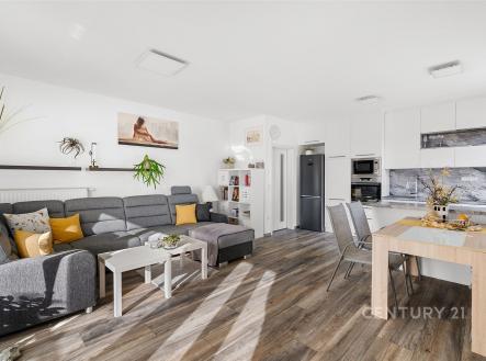 Světlý obývací pokoj s moderní kuchyní, dřevěná podlaha, velká okna, stylový nábytek, otevřený prostor, moderní design, přírodní dekorace | Pronájem bytu, 2+kk, 75 m²