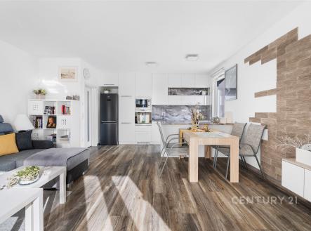 Světlý obývací pokoj spojený s moderní kuchyní, parketová podlaha, velká okna, světlý interiér, vestavěné skříně, stylový design. | Pronájem bytu, 2+kk, 75 m²