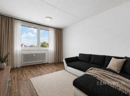 Světlý obývací pokoj s parketovou podlahou, velkými okny a moderním nábytkem. | Prodej bytu, 2+1, 64 m²
