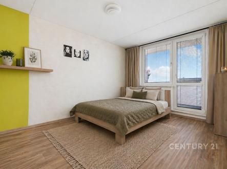 Světlá ložnice s parketovou podlahou, velká okna pro přirozené světlo, moderní nábytek a dekorativní prvek na stěně. | Prodej bytu, 2+1, 64 m²
