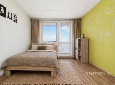 Světlá ložnice s parketovou podlahou, velkými okny a dřevěným nábytkem v moderním stylu. | Prodej bytu, 2+1, 64 m²