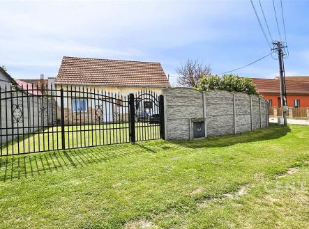Rodinný dům s velkou zahradou, oplocením a novou střešní krytinou, v klidné lokalitě. | Prodej - dům/vila, 68 m²