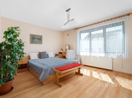 Prostorná ložnice, parketová podlaha, velká okna, světlá a moderní atmosféra. | Prodej - dům/vila, 227 m²