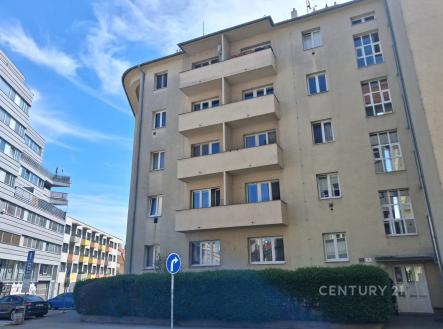 Fasáda bytového domu s moderním vzhledem, renovovaná okna a balkony, umístěná v klidné městské části s dostupností veřejné dopravy. | Pronájem bytu, 2+kk, 53 m²