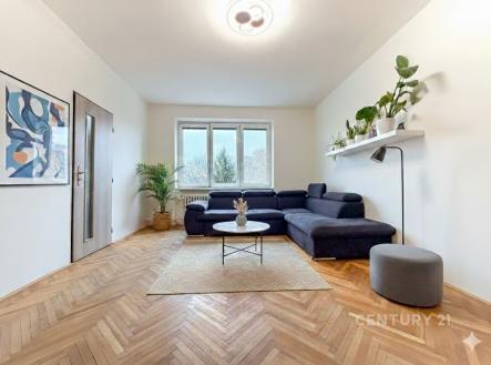 Světlý obývací pokoj s parketovou podlahou, velkými okny a moderním nábytkem, doplněný o dekorativní rostliny a minimalistický styl. | Pronájem bytu, 2+1, 48 m²
