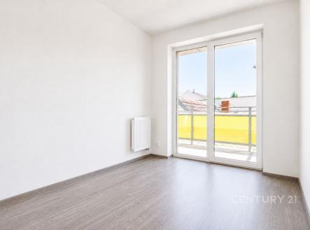 Světlý pokoj s velkými okny, moderní dlažbou a přístupem na balkon, ideální prosvětlený prostor k relaxaci. | Prodej bytu, 3+kk, 74 m²