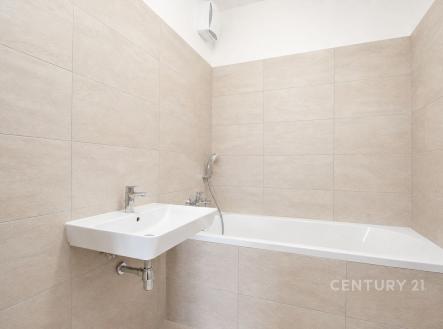 Moderní koupelna s dlažbou, vestavěnou vanou a umyvadlem, světlé neutrální odstíny pro elegantní vzhled | Prodej bytu, 3+kk, 74 m²