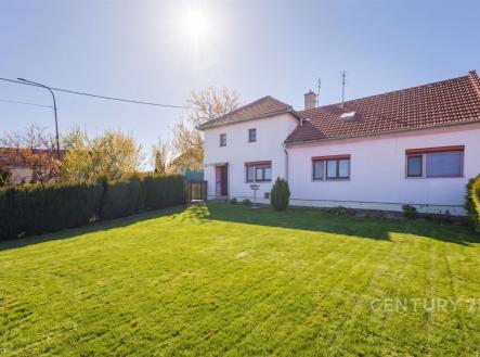 Rodinný dům s velkou zahradou, tradiční střešní krytina a bílá fasáda, klidná lokalita, slunný pozemek, prostorný dvorek. | Prodej - dům/vila, 110 m²