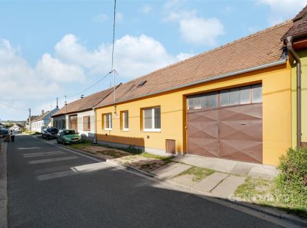 Rodinný dům s garáží, nová fasáda, klidná lokalita. Přízemní stavba, vhodná pro rodiny. asfaltová silnice, blízko centra obce. | Prodej - dům/vila, 90 m²