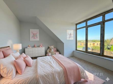 Podkrovní dětský pokoj s velkými okny, světlá výmalba, koberec, moderní nábytek a dekorace v pastelových barvách | Pronájem - dům/vila, 128 m²