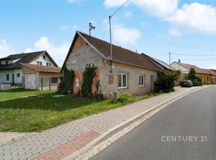 Dům na rekonstrukci s kamennou fasádou a šikmou střechou, nacházející se na klidné ulici s dlážděným chodníkem, ideální investiční příležitost. | Prodej - dům/vila, 103 m²