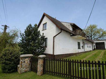 Rodinný dům s bílou fasádou a sedlovou střechou, prostorná zahrada, dřevěný plot, klidná lokalita, ideální pro rodiny | Prodej - chata/rekreační objekt, 140 m²